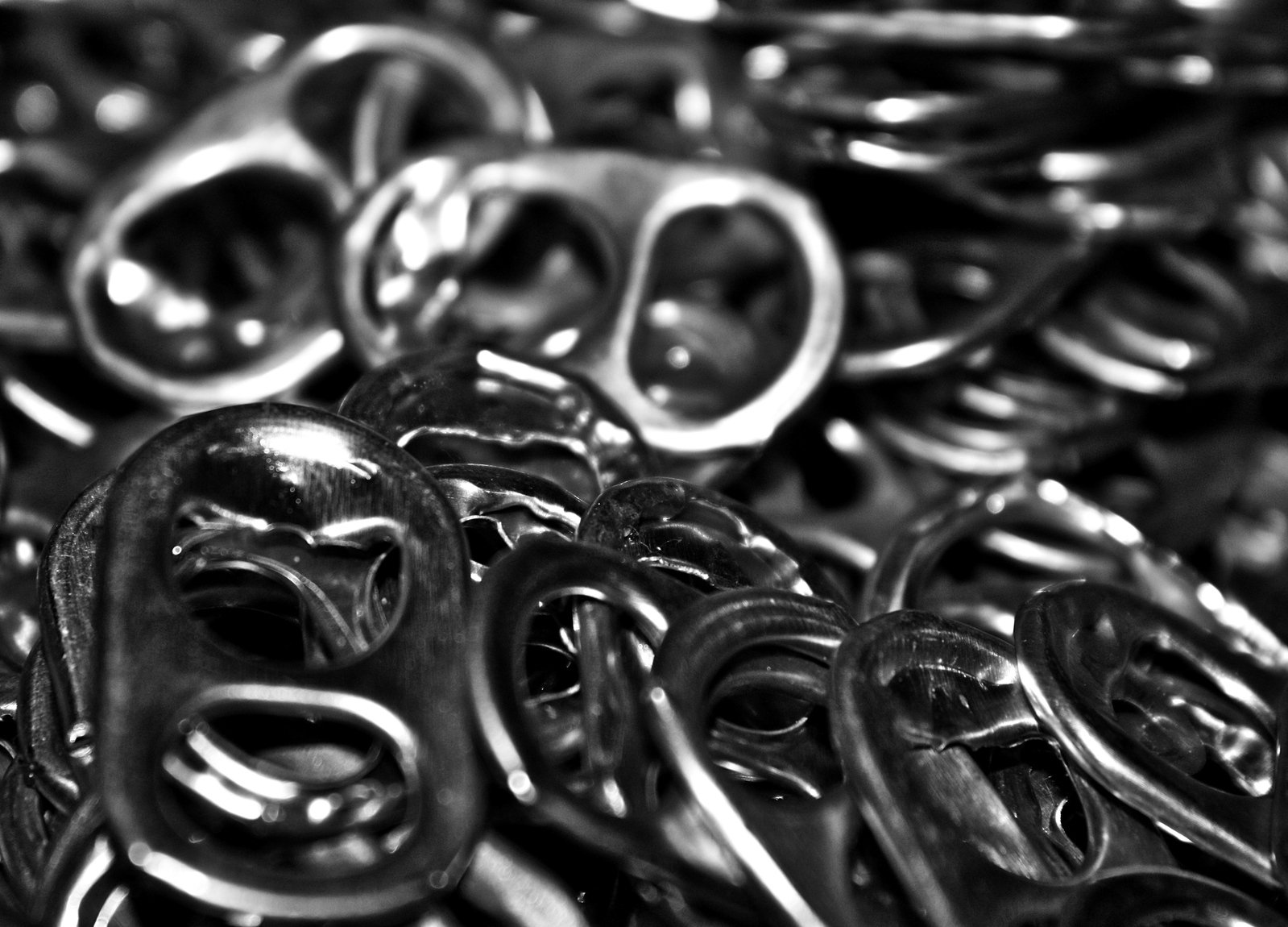a pile of silver scissors stacked on top of each other
