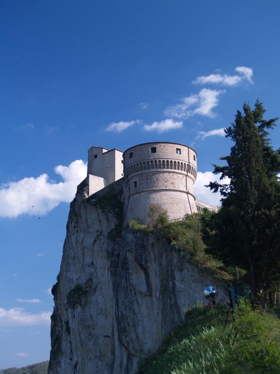 there is a view of the castle on the mountain