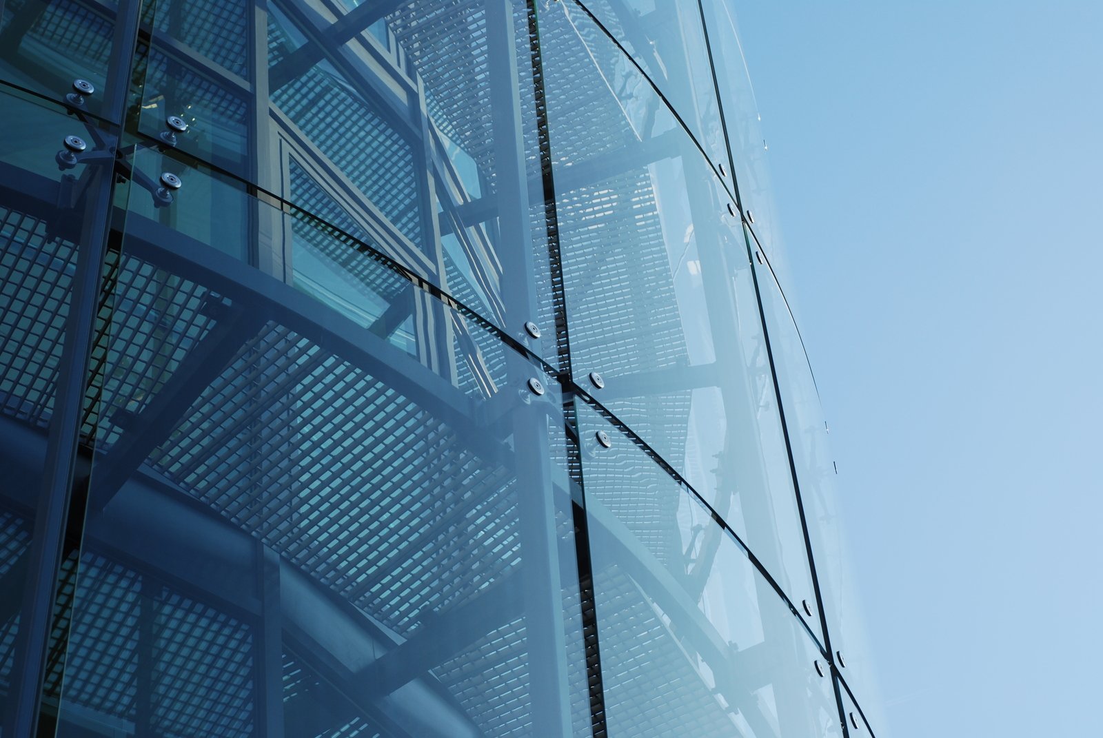 the side of an office building that's covered in steel