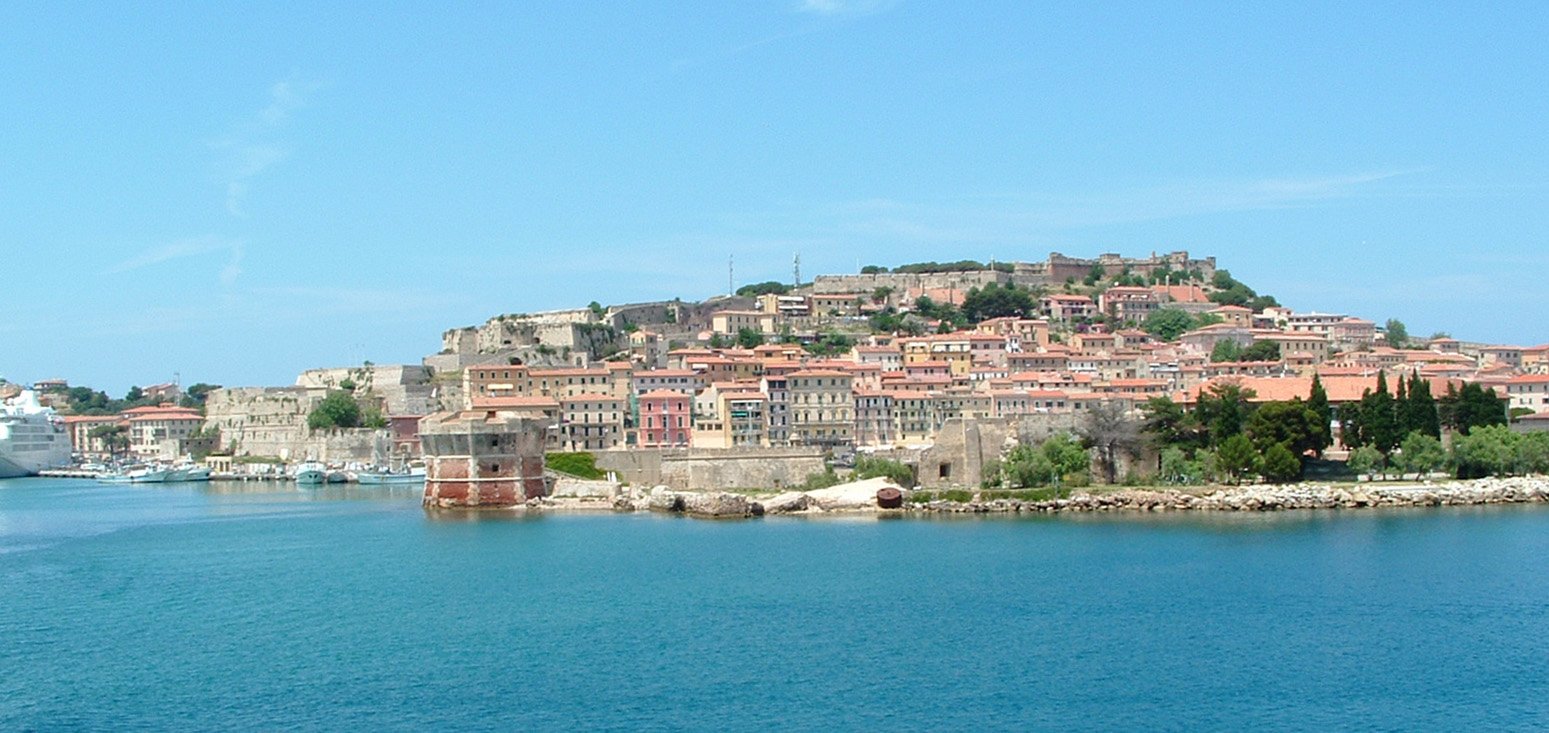 some boats are out in the water with buildings on it