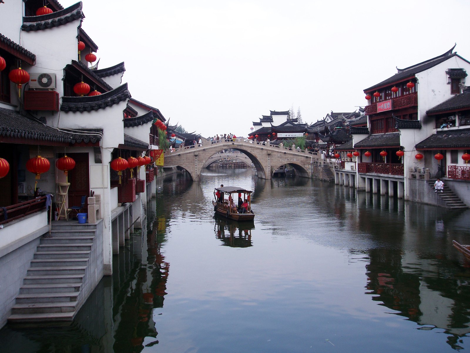 the boats are on the water in an asian city