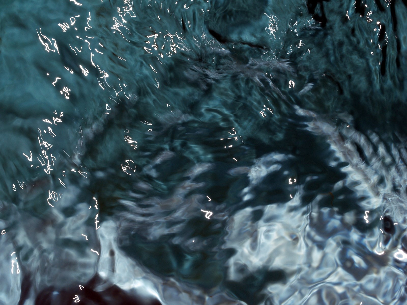 an image of water with waves on the surface