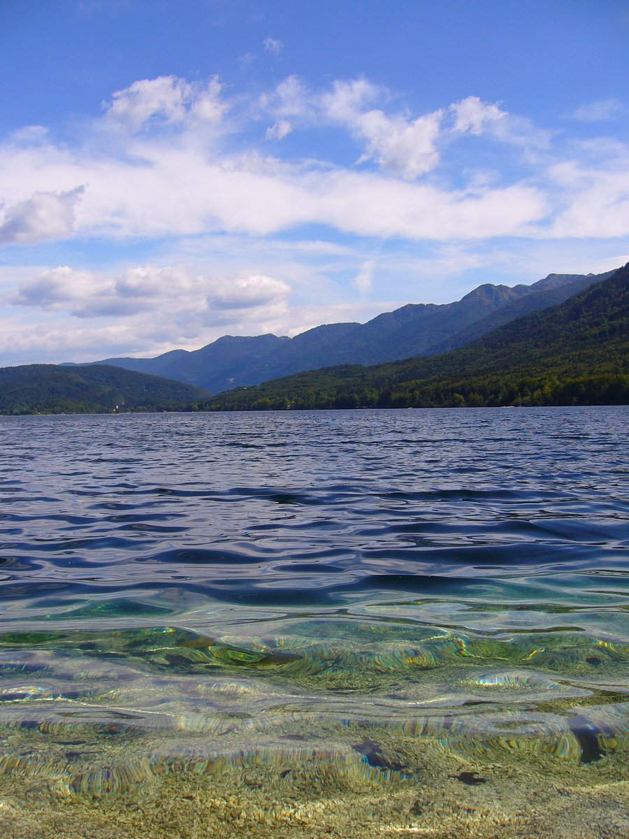 this is a po of some clear blue water