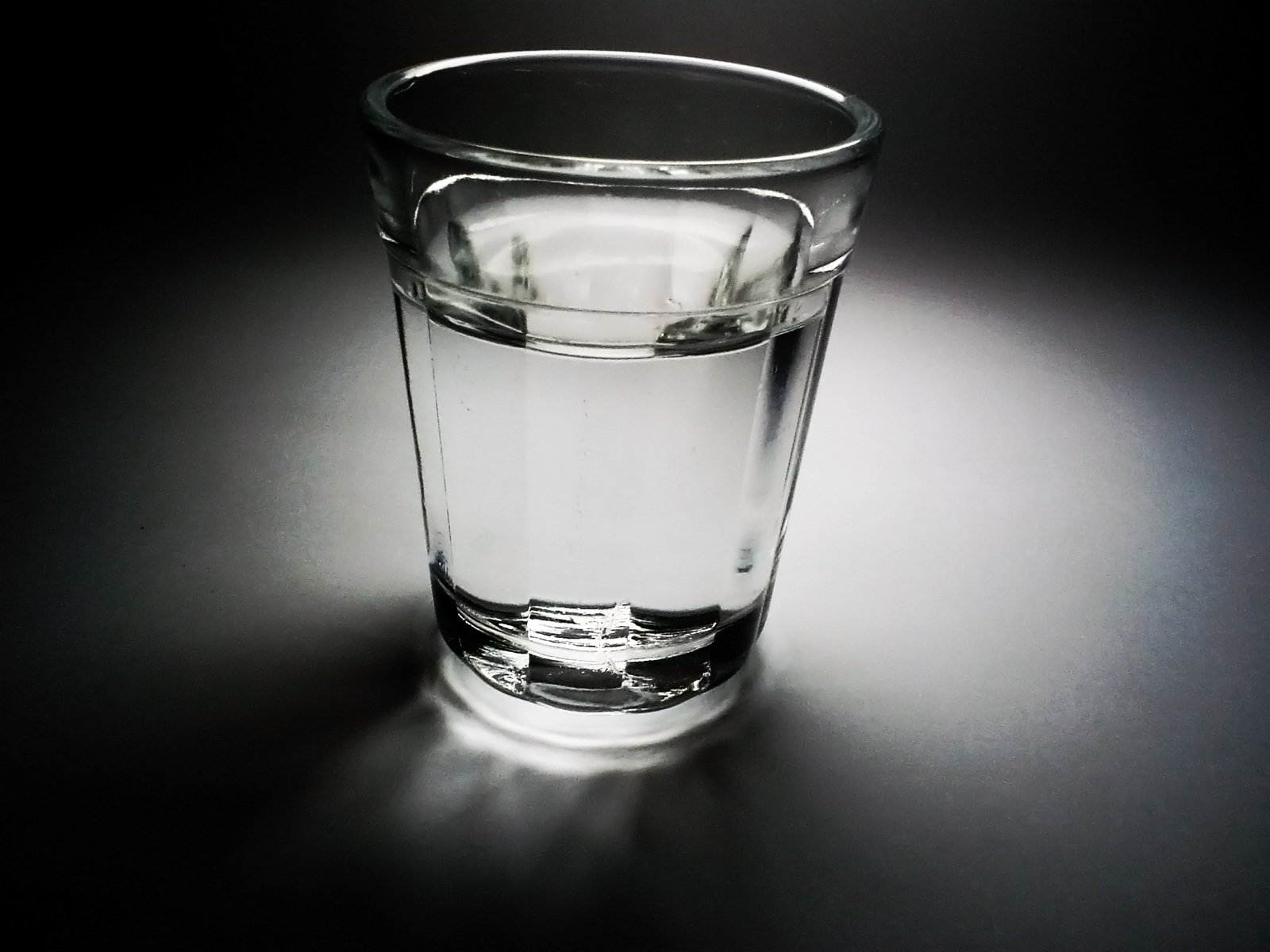 an image of a glass that is empty on a dark background