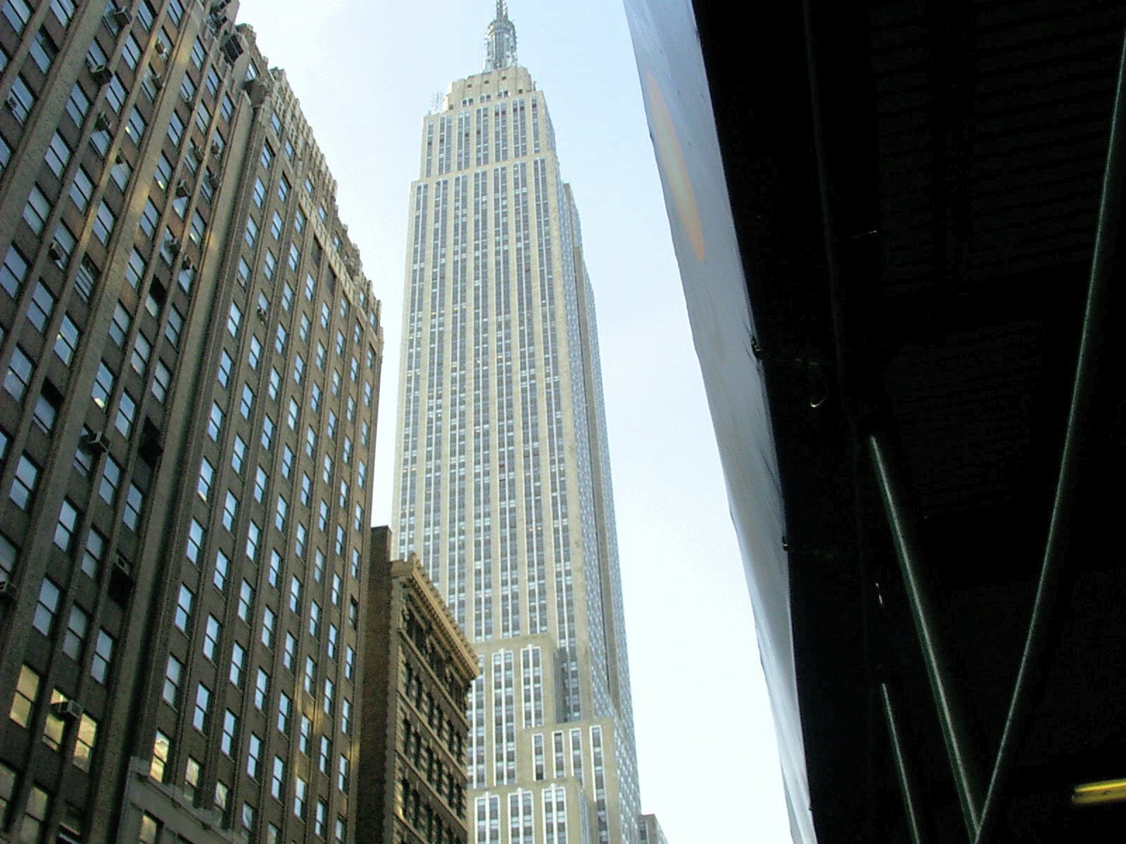 a high rises behind the skyscrs of some kind