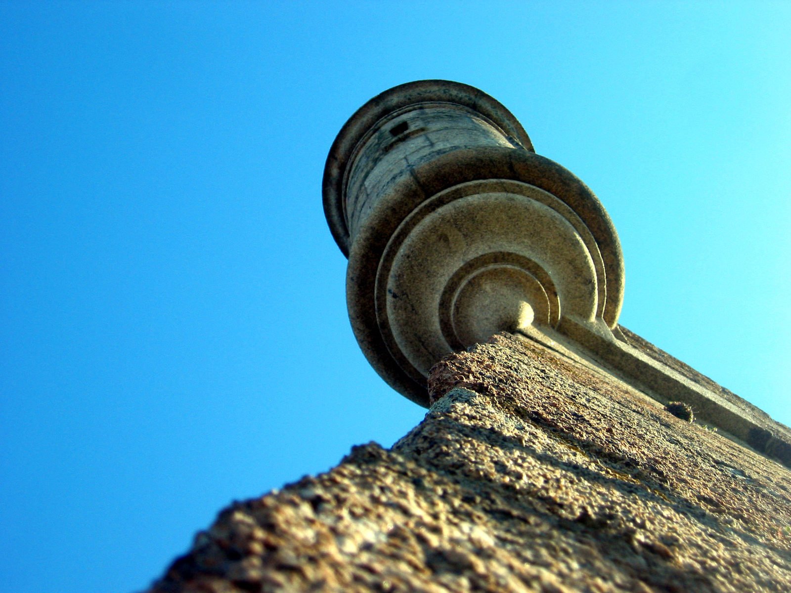 an old looking pole on the top of a building