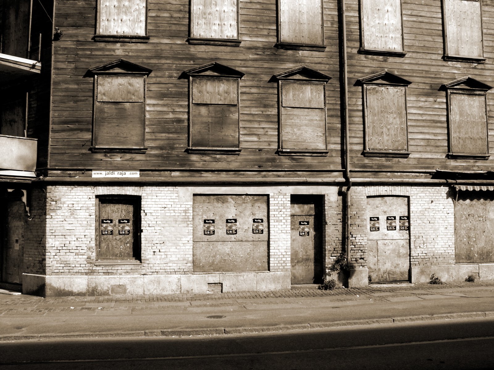 this is a old building with many windows on the side