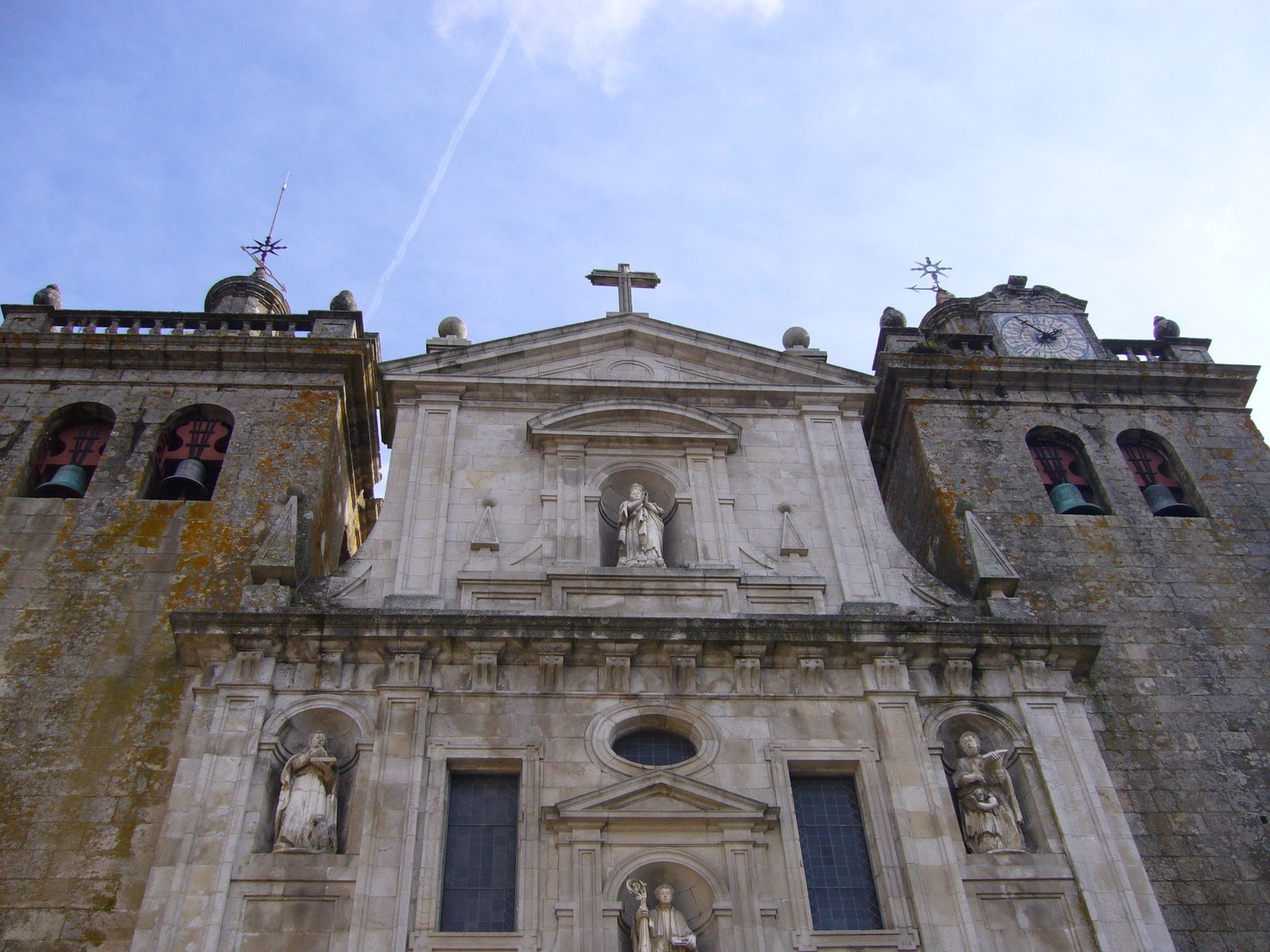 a cathedral is shown in the daytime with lots of people around