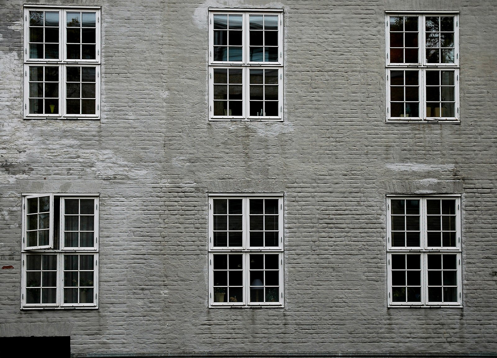 multiple windows that are on a building