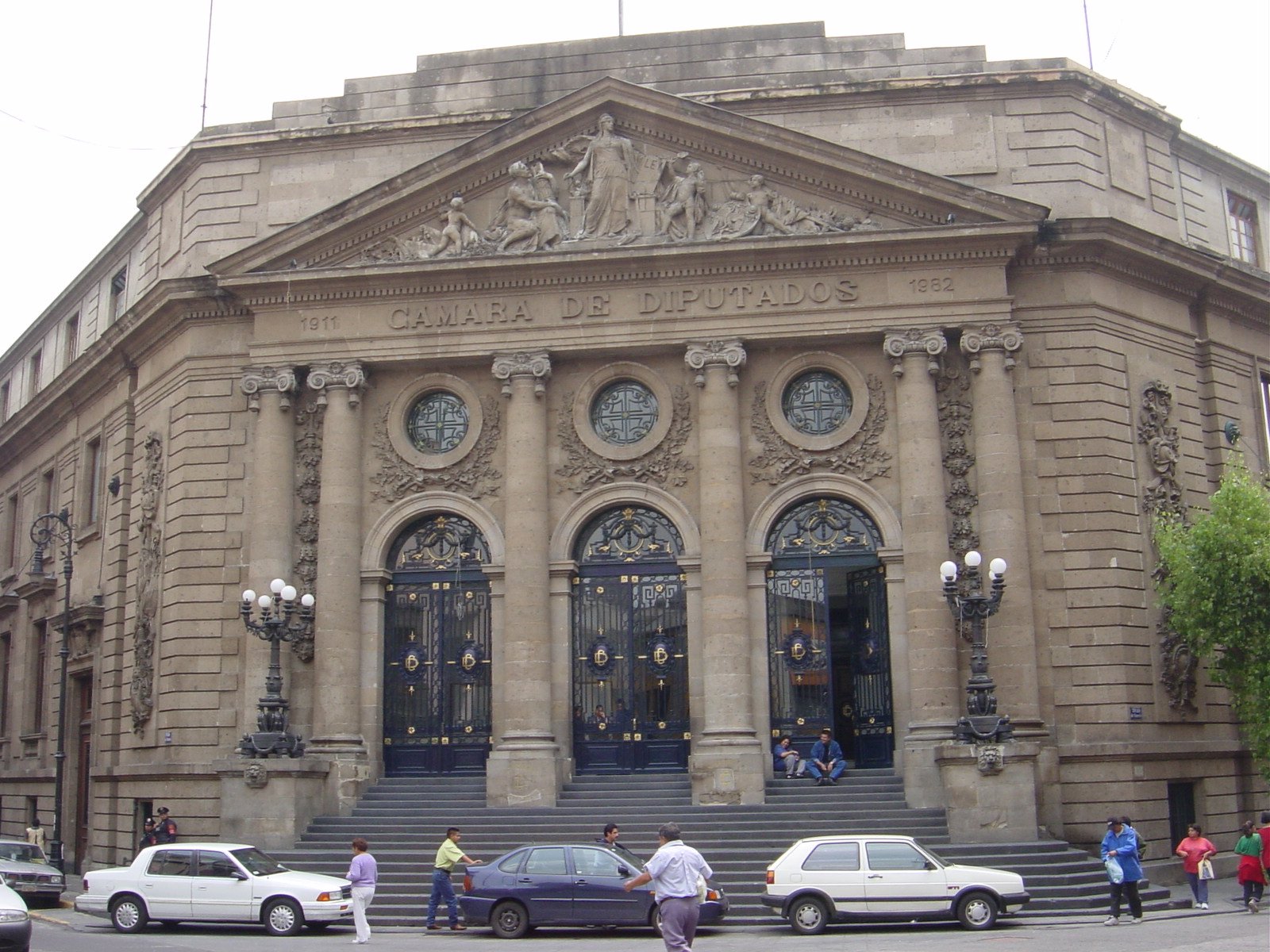 a large building with two stories and lots of pillars