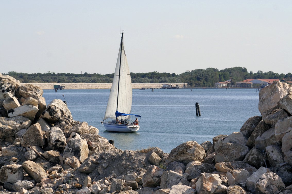 a boat is floating on the water in some rocks