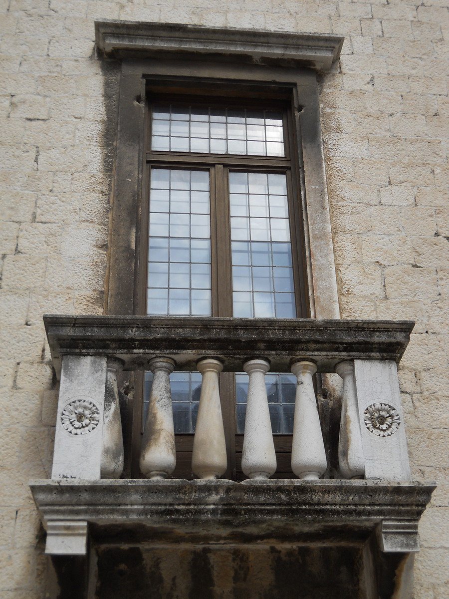 a balcony that has stone balconies on it