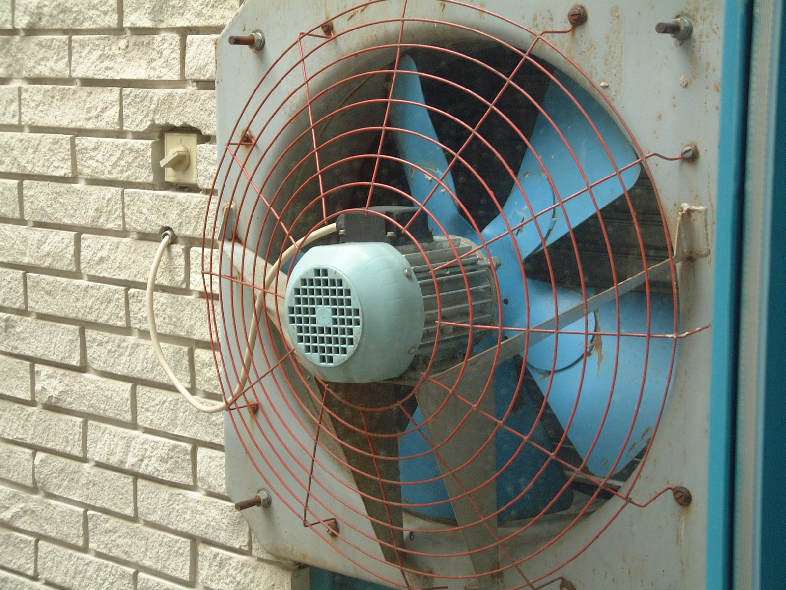 a blow dryer fan on the side of a wall