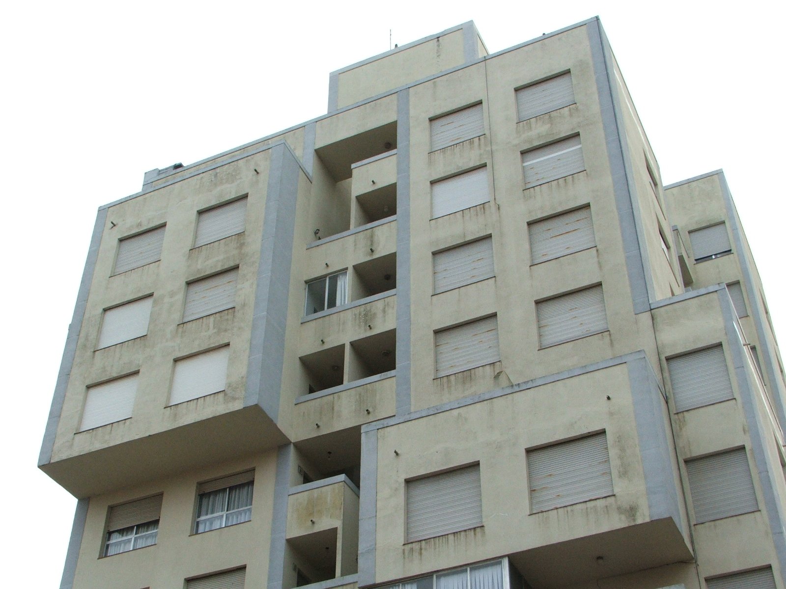 a large tall building that has several balconies on it