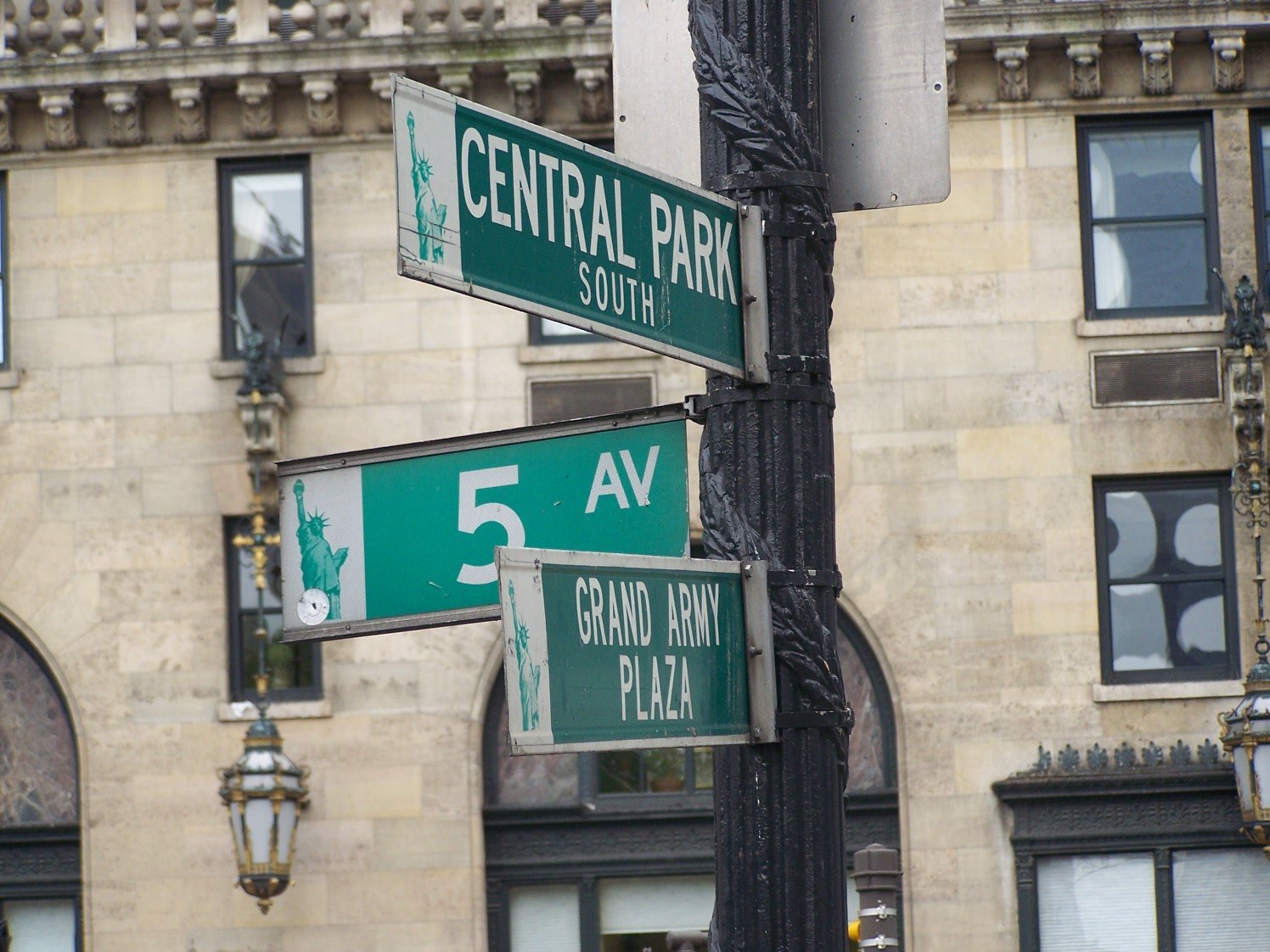 the intersection of central park and 5th avenue