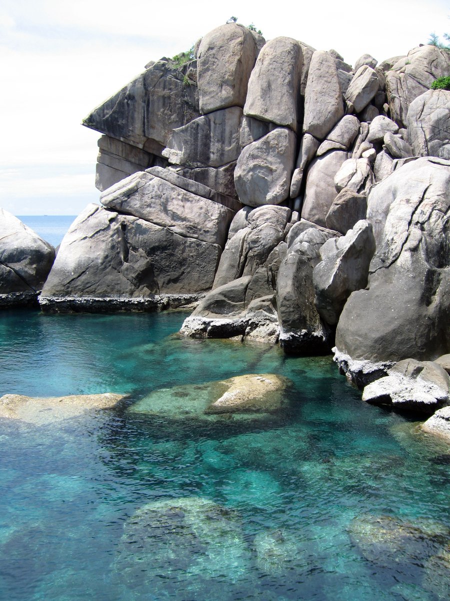 an image of water and rocks near the ocean