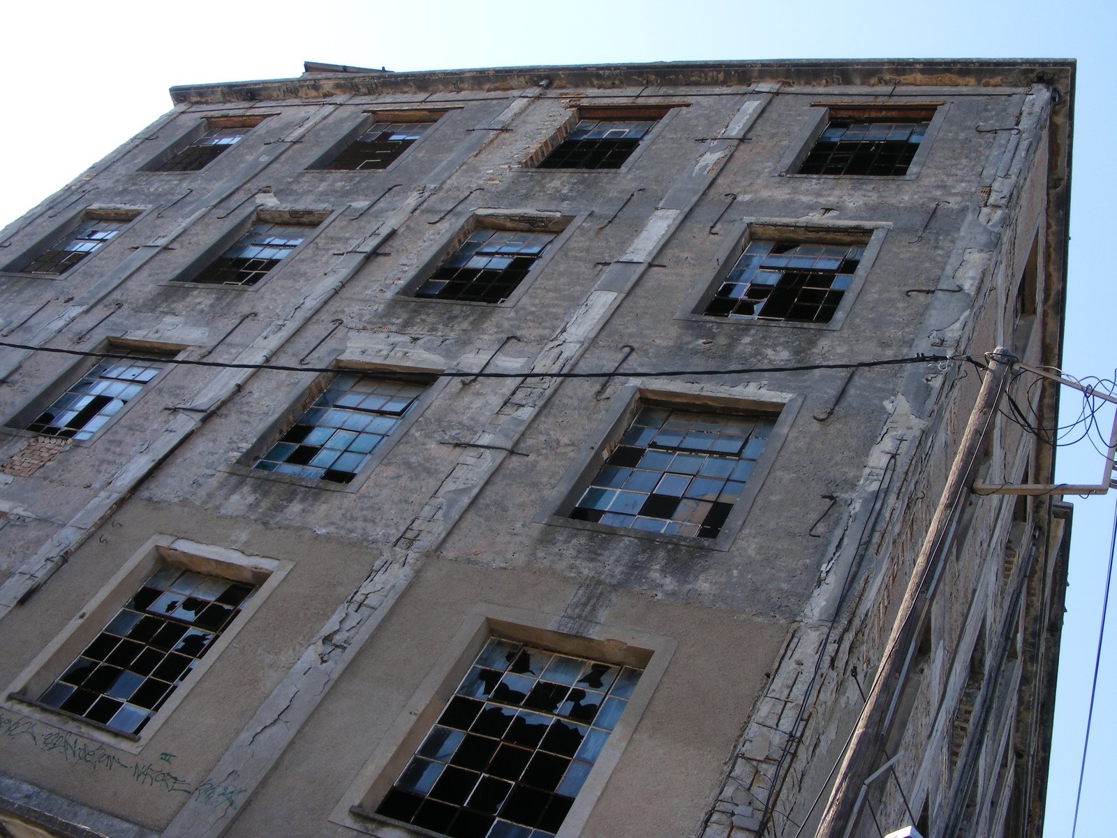 a tall building that has many windows on it