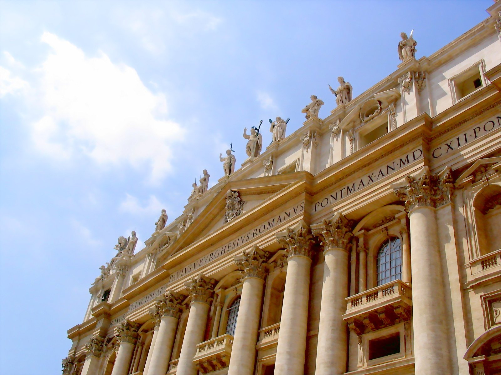 a very large white building with lots of pillars