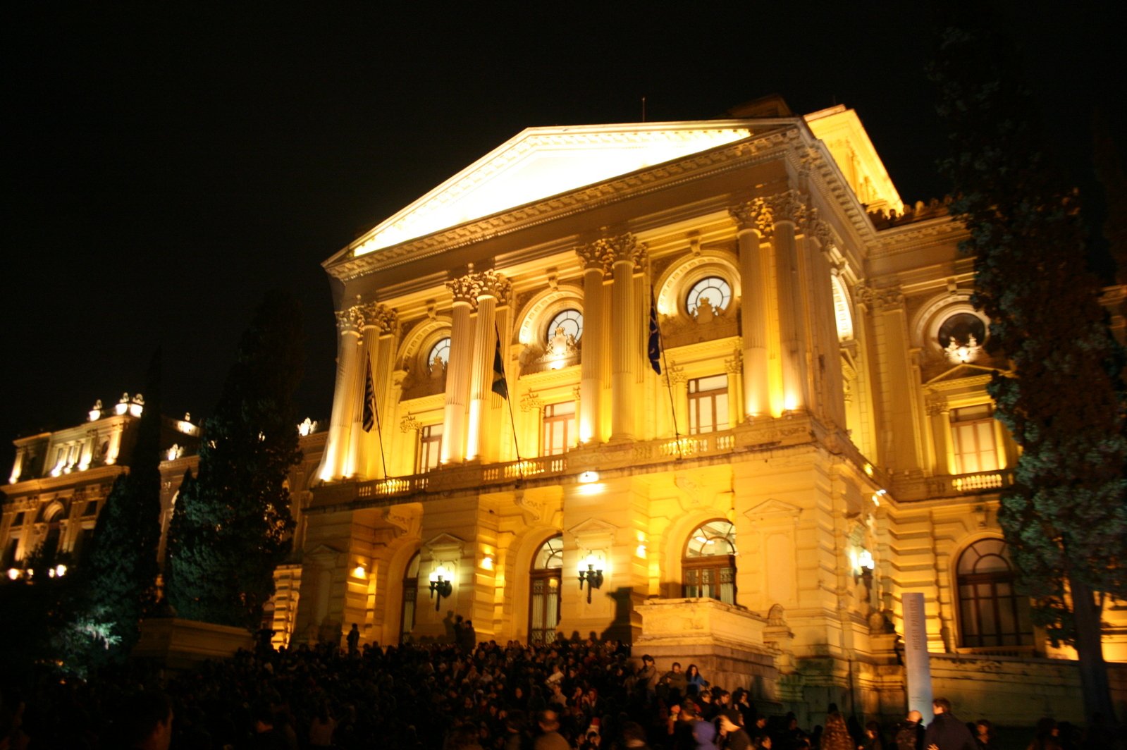 a very big and pretty building with lots of people outside it