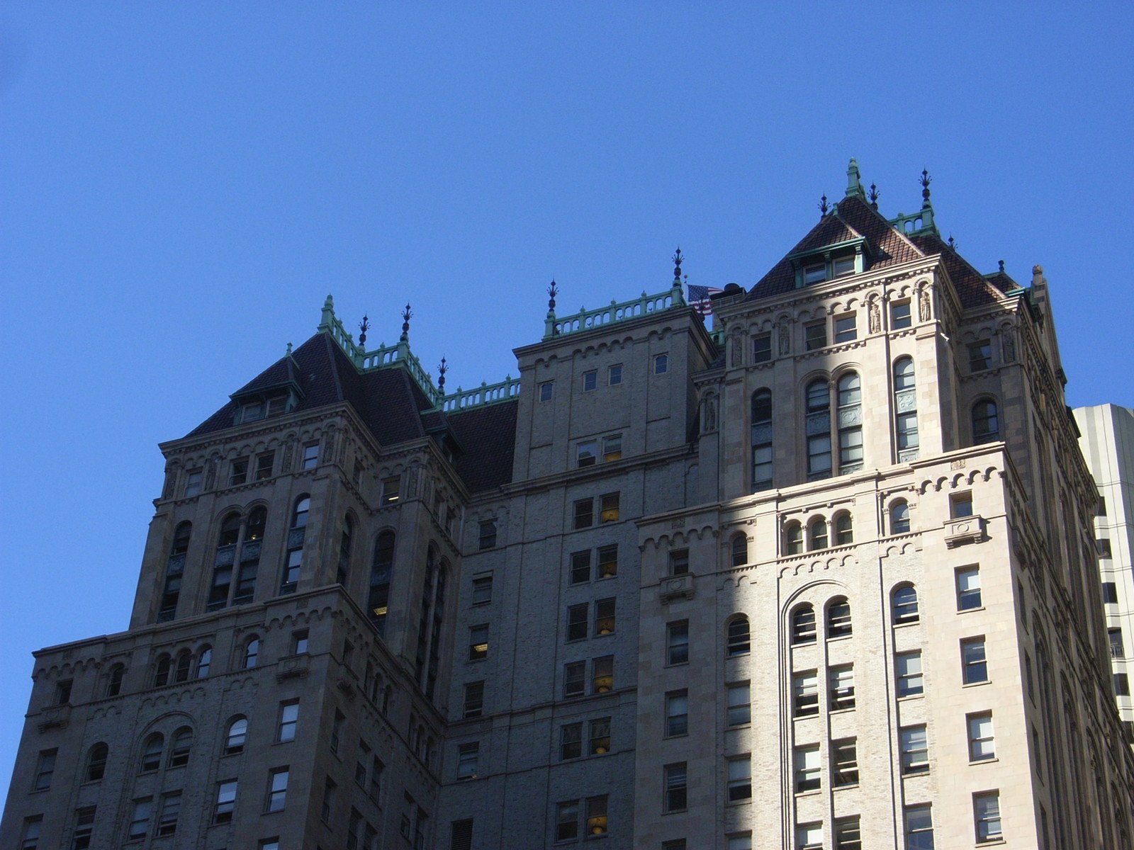 a very large building that has several windows