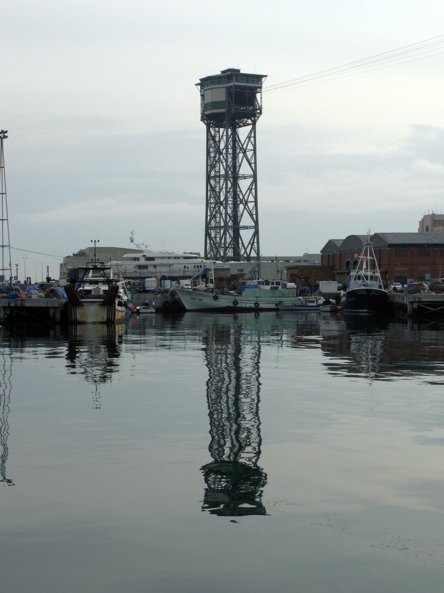 there is a small tower that looks like a lift bridge