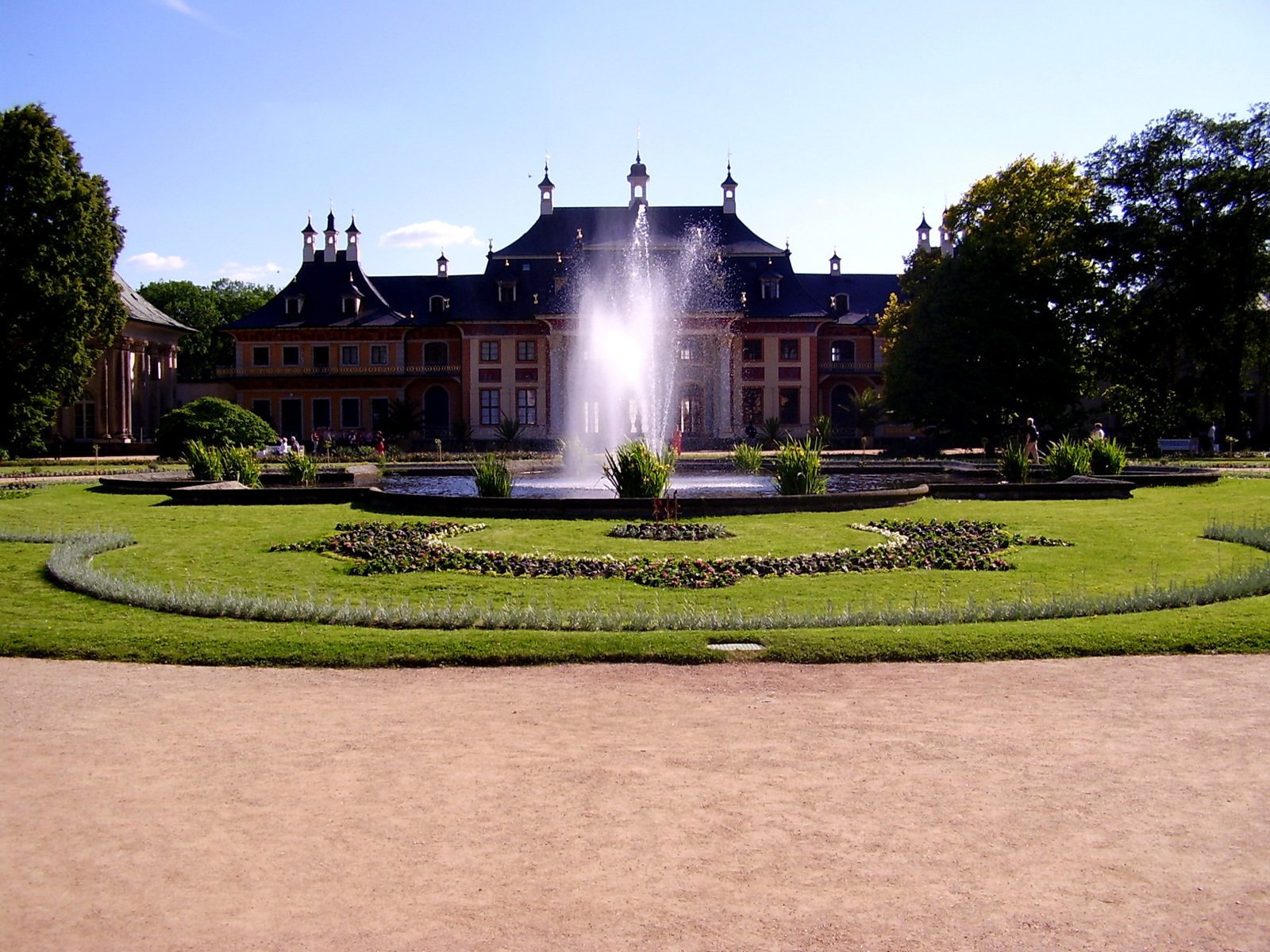 this is an image of a large estate with a fountain