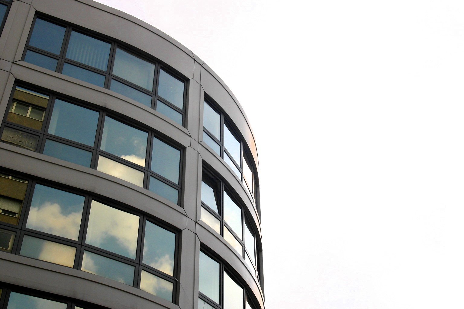 a gray building that has windows on the top