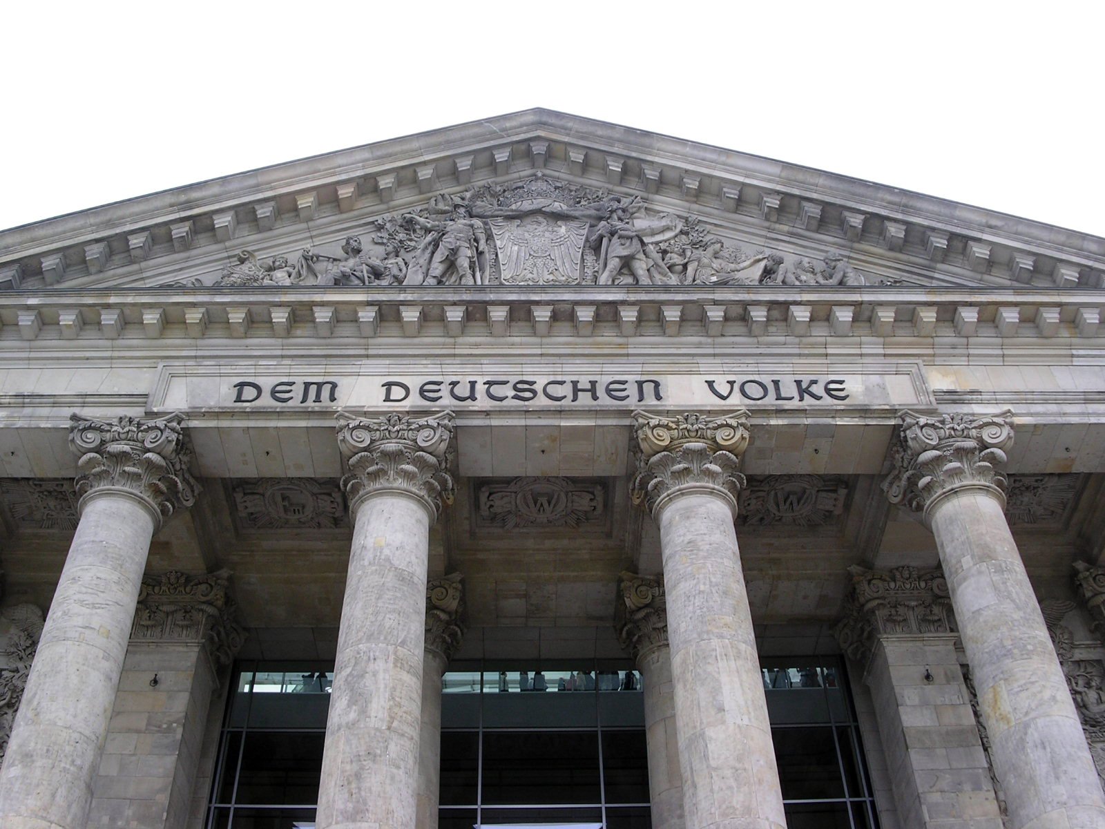 a building with three pillars and two windows on each of the building