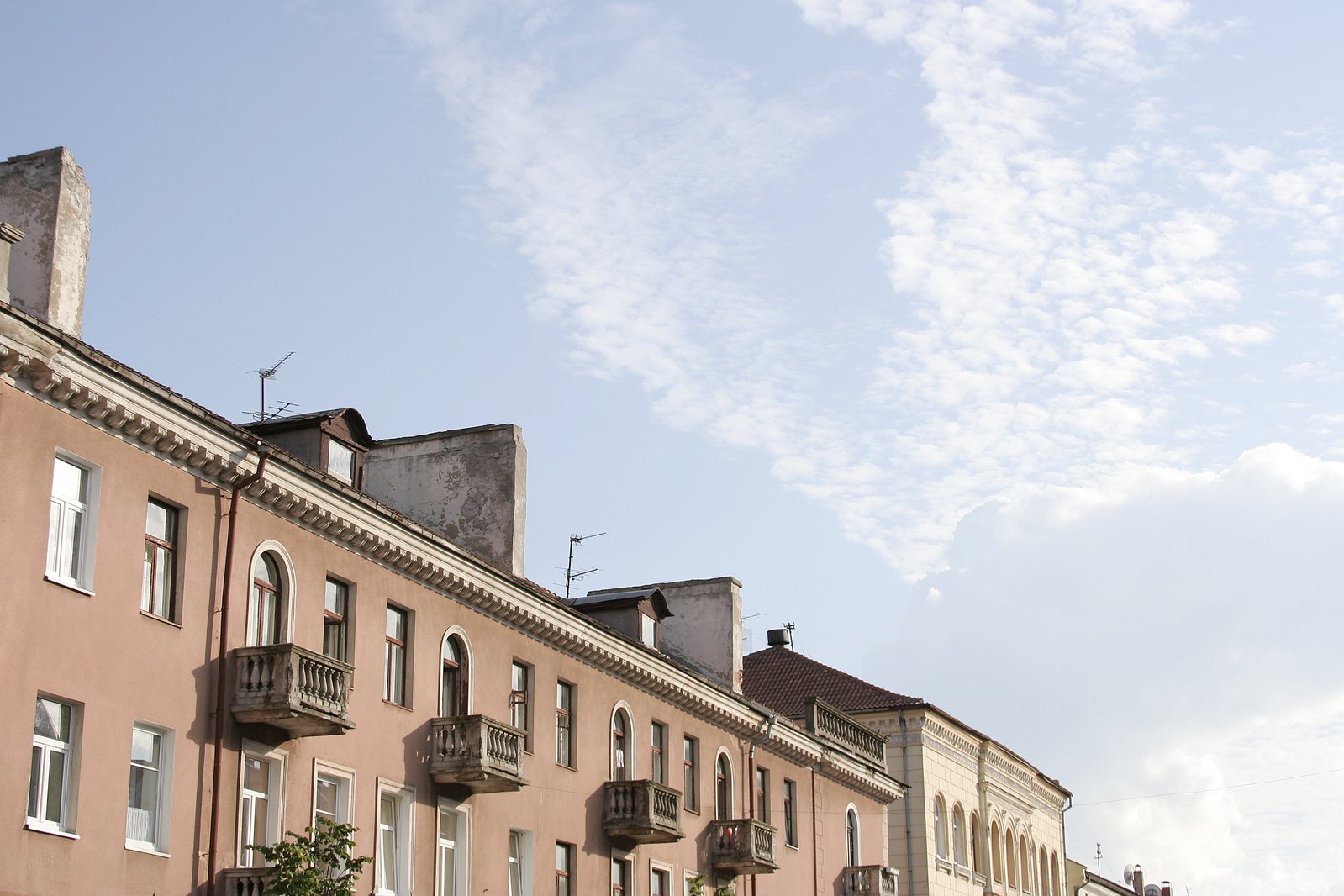 there is some old fashioned buildings on this street