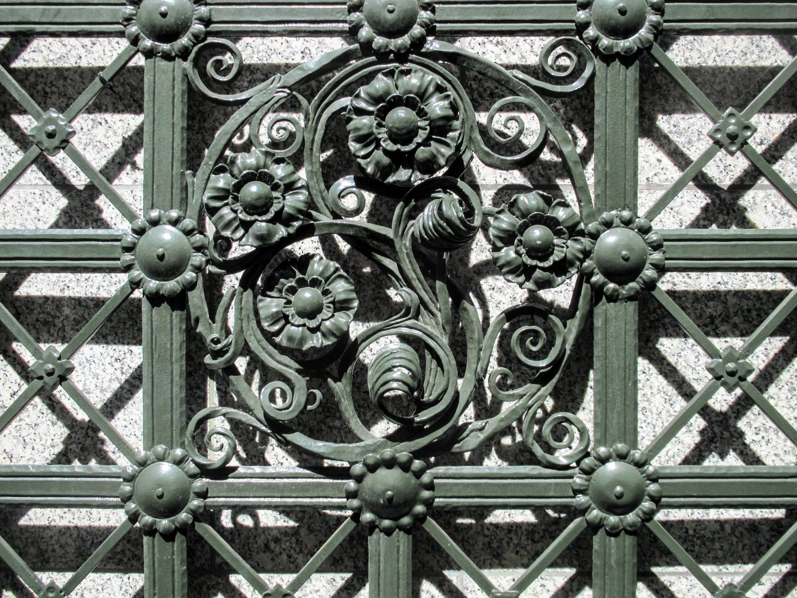 a metal lattice with an intricate design on it