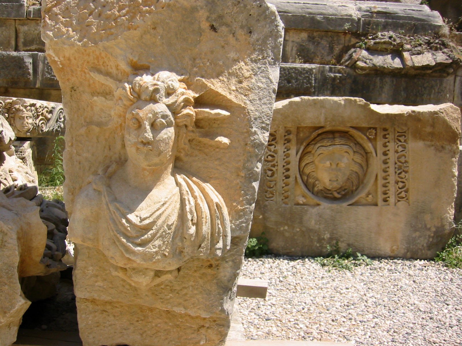 a roman statue with a lion on his head