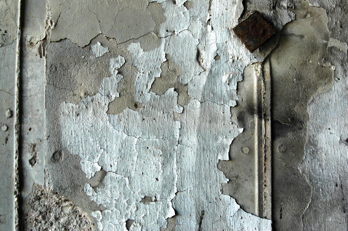 an old, ed door has a piece of rust on it