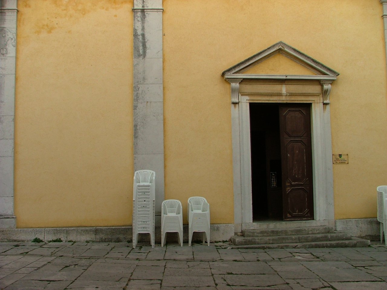 three chairs are sitting outside an empty building