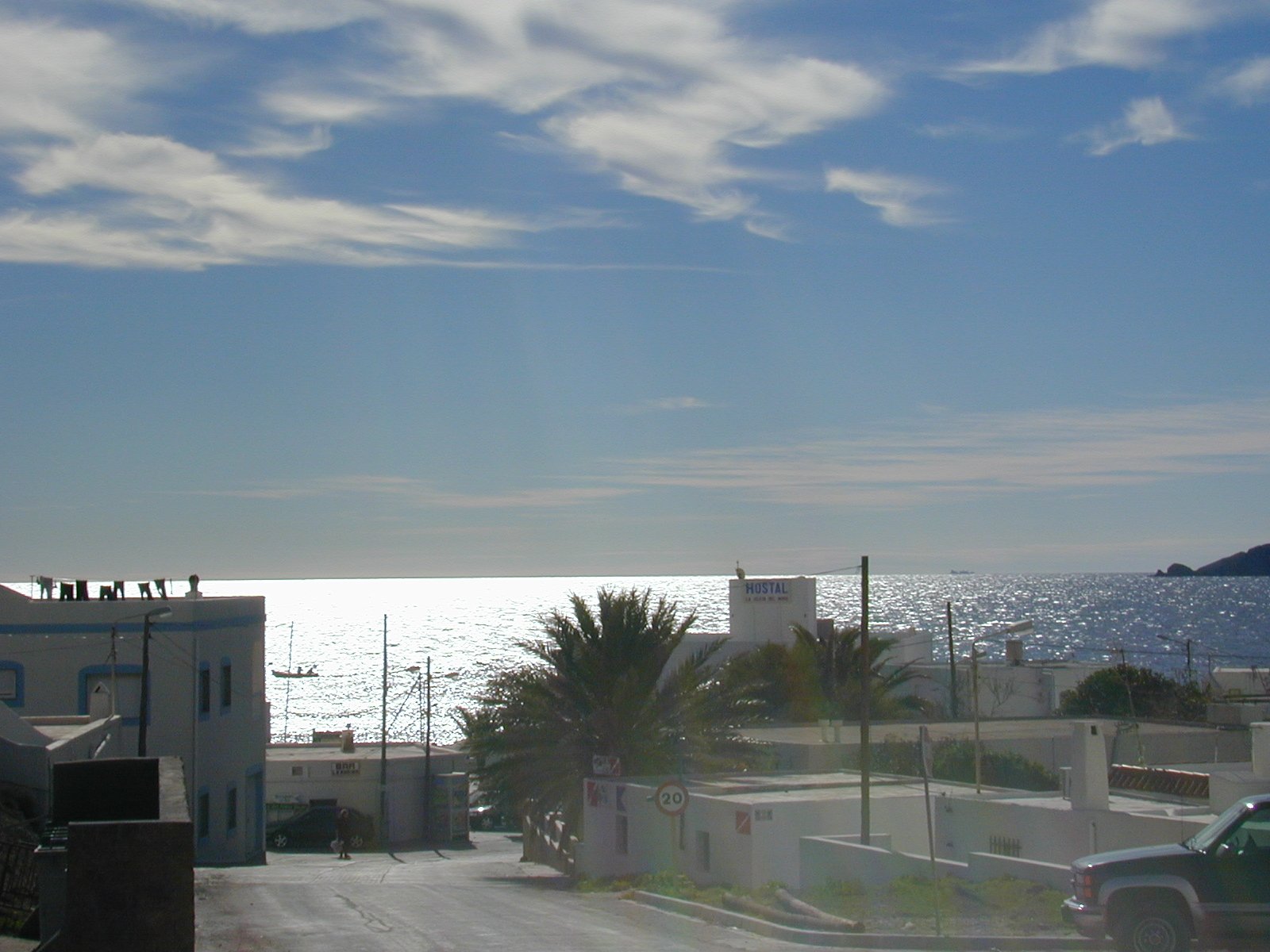 a very nice looking sky with some clouds