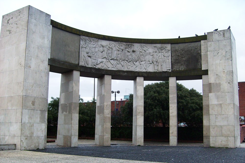 a stone wall that has many small columns