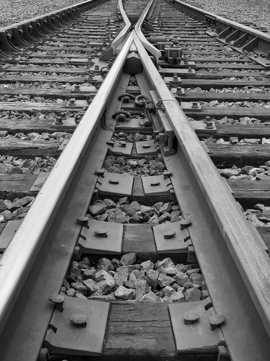 two railroad tracks going each other along one side
