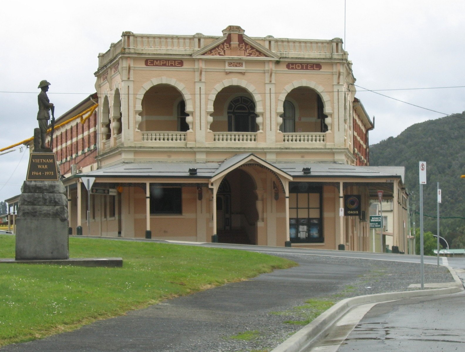 an old building is in the middle of a grassy field