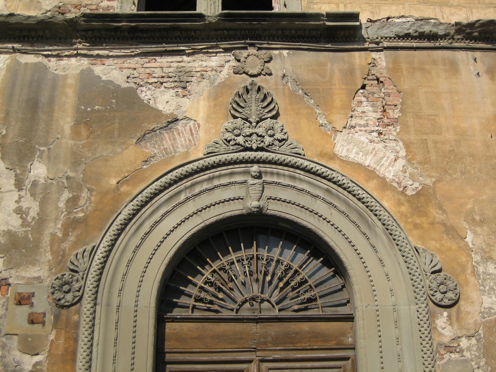 an old stone building with a big doorway