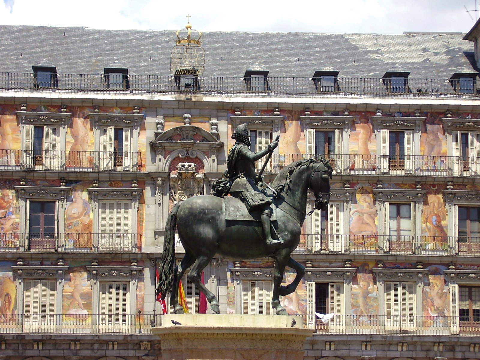 a statue of a man riding on top of a horse