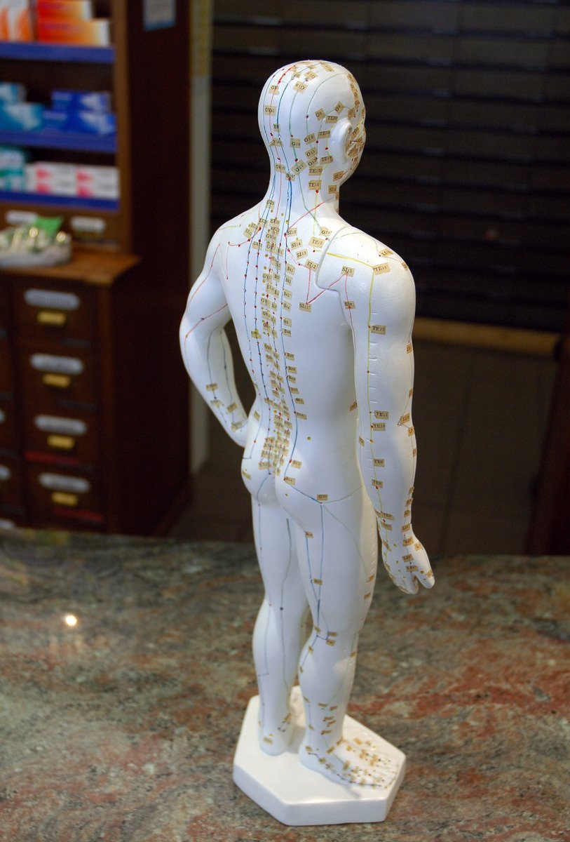 an old statue in white and gold sits on the table