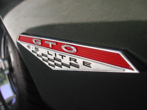 an image of the badge on a vehicle