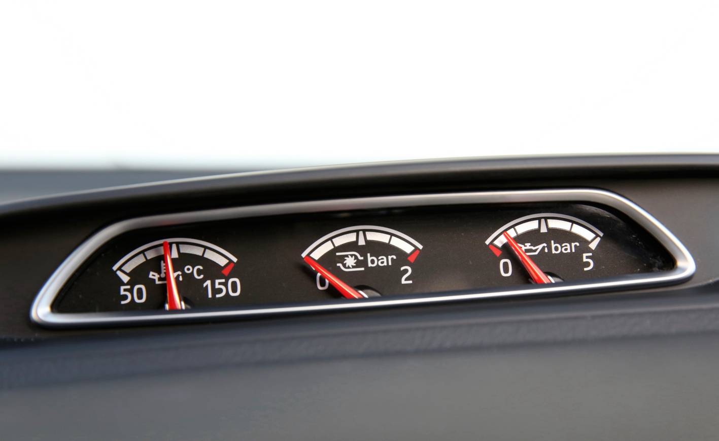 a gauge gauge indicating that the speed will go