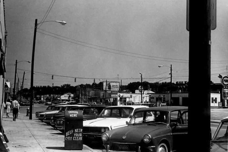 an old po shows a few cars parked outside on the side of the street