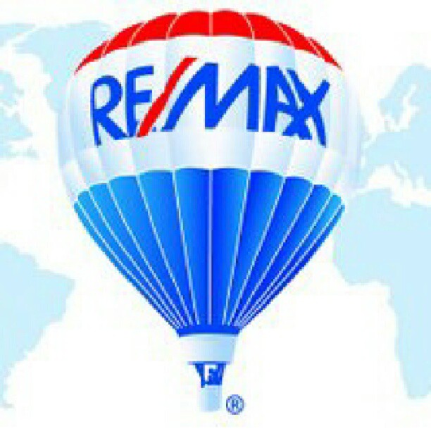 a  air balloon with the words re max above it