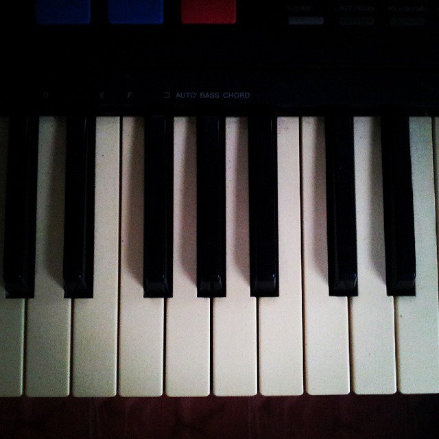 an electric piano has several keys on it