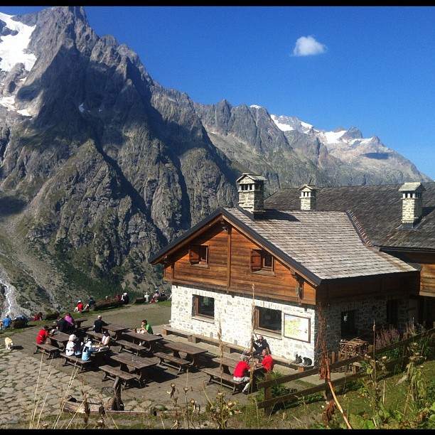 a rustic restaurant set up on top of a mountain