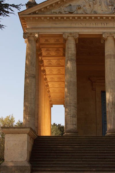 an arch with two pillars and steps leading to the bottom