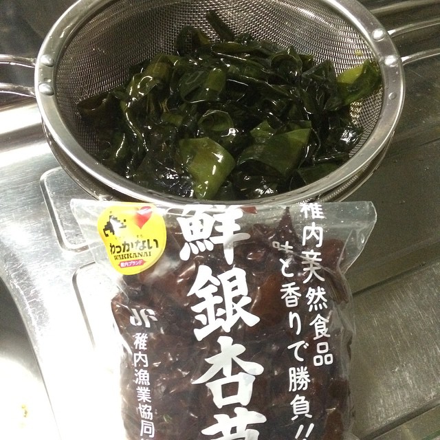 dried and seasoned seaweed is packaged in a bowl on the counter