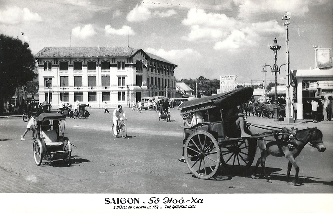 vintage po of horse and carriage in middle of open street