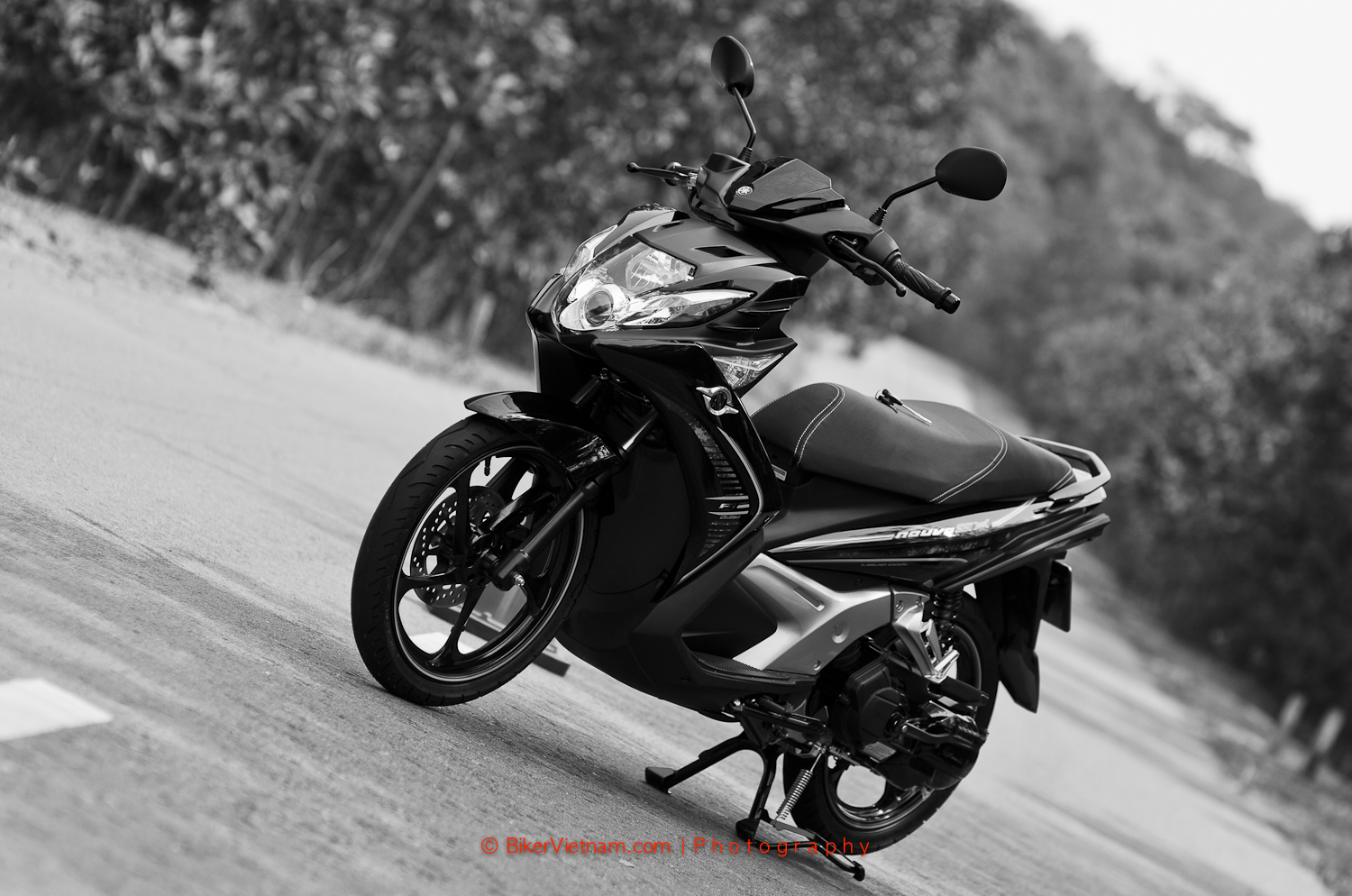 a motor bike is parked on the side of a road